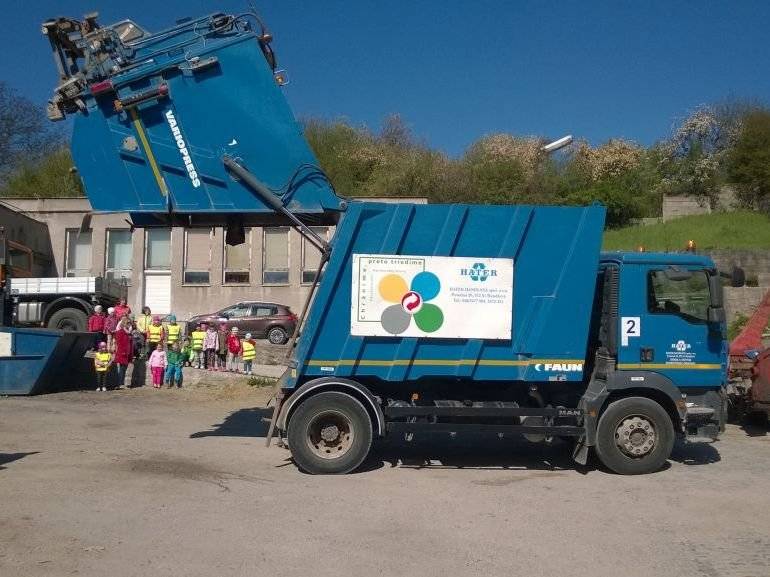 30.4.2025 budú v obci pristavené kontajnery VKK na objemový odpad nasledovne: Pastierisko, Nová IBV, ústie bývalej Hlbokej cesty. Kontajnery sú určené na objemový odpad. Nedávajte do nich zložky separovaného odpadu (papier, plasty, skol, kovy, elektroodpad, pneumatiky, zelený odpad...). V pondelok 5.5.2025 budú odvezené.