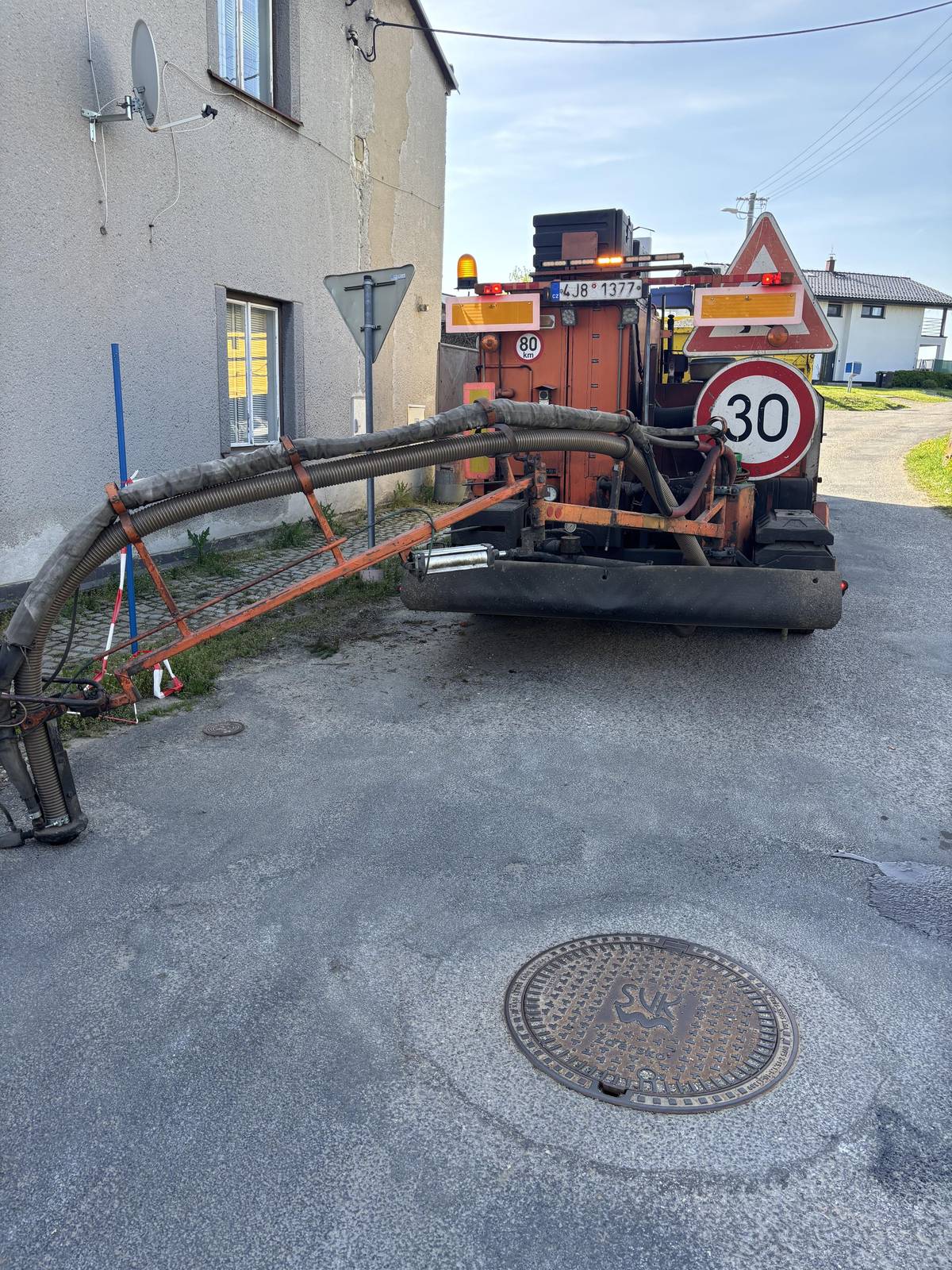 Aktuálně probíhají opravy místních komunikací v ulicích Pod Šibeníkem. Následovat budou ulice Polní a Dlouhá    1.5. ulice Zahradní a Nová     Prosíme všechny občany, aby v těchto ulicích neparkovali auta na místních komunikacích  a dbali zvýšené opatrnosti.   Děkujeme