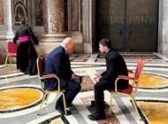 Ukrajinský prezident Volodymyr Zelenskyj a americký prezident Donald Trump jednají mezi čtyřma očima při pohřbu papeže Františka. Odstranění připravené třetí židle a odchod prezidenta Macrona vyvolaly spekulace, zda i on se neměl zúčastnit jednání. Vznikl tak ikonický snímek se silným příběhem. Zde se Trumpovo modré sako ještě neřešilo...