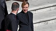 Italská premiérka Giorgia Meloniová celá v černém přichází na pohřební mši za papeže Františka na Svatopetrském náměstí ve Vatikánu.