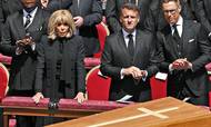 Francouzský prezident Emmanuel Macron s manželkou Brigitte dodrželi protokol a s dojetím sledují, jak je rakev s papežem Františkem nesena během pohřební mše na Svatopetrském náměstí ve Vatikánu.