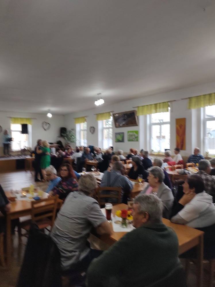 Zcela naplněný sál si užíval velikonoční odpoledne s písničkami Václava Žákovce a Aničky Volínové. Každý účastník u vstupu obdržel malý dárek v podobě kuřátka, drobné dárky pak udělaly radost při slosování vstupenek.