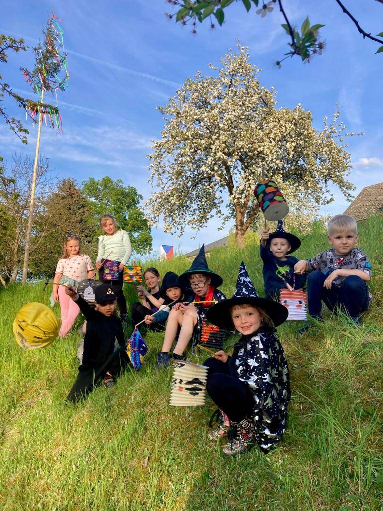 Stavění vatry, májky a čarodějnický rej v doprovodu kapely JIZERA COUNTRY.