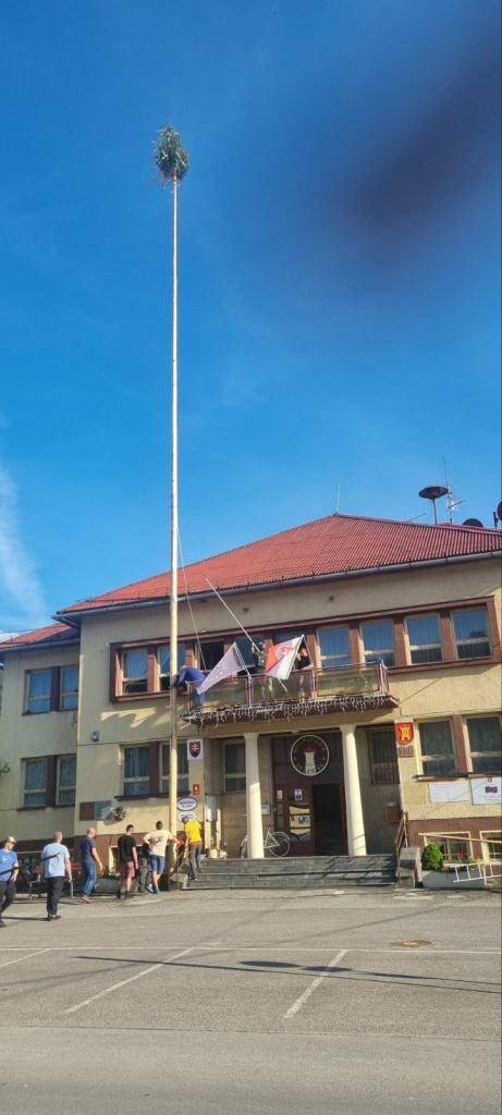 Fotogaléria z tradičného stavania mája, ktoré sa uskutočnilo 30.04.2025.