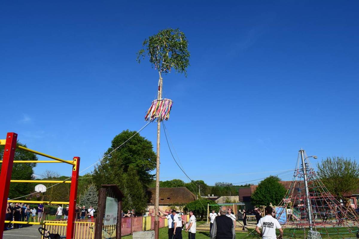 Výbornú atmosféru tejto tradície dotvorili vystúpenia žiakov našej základnej a materskej školy, FS Trávničanka a Dua Dynamic. Hudobný sprievod harmonikou v podaní Mgr. Ľubici Dvorskej a Mária Ličku dali vyniknúť vždy peknej ľudovej piesni.