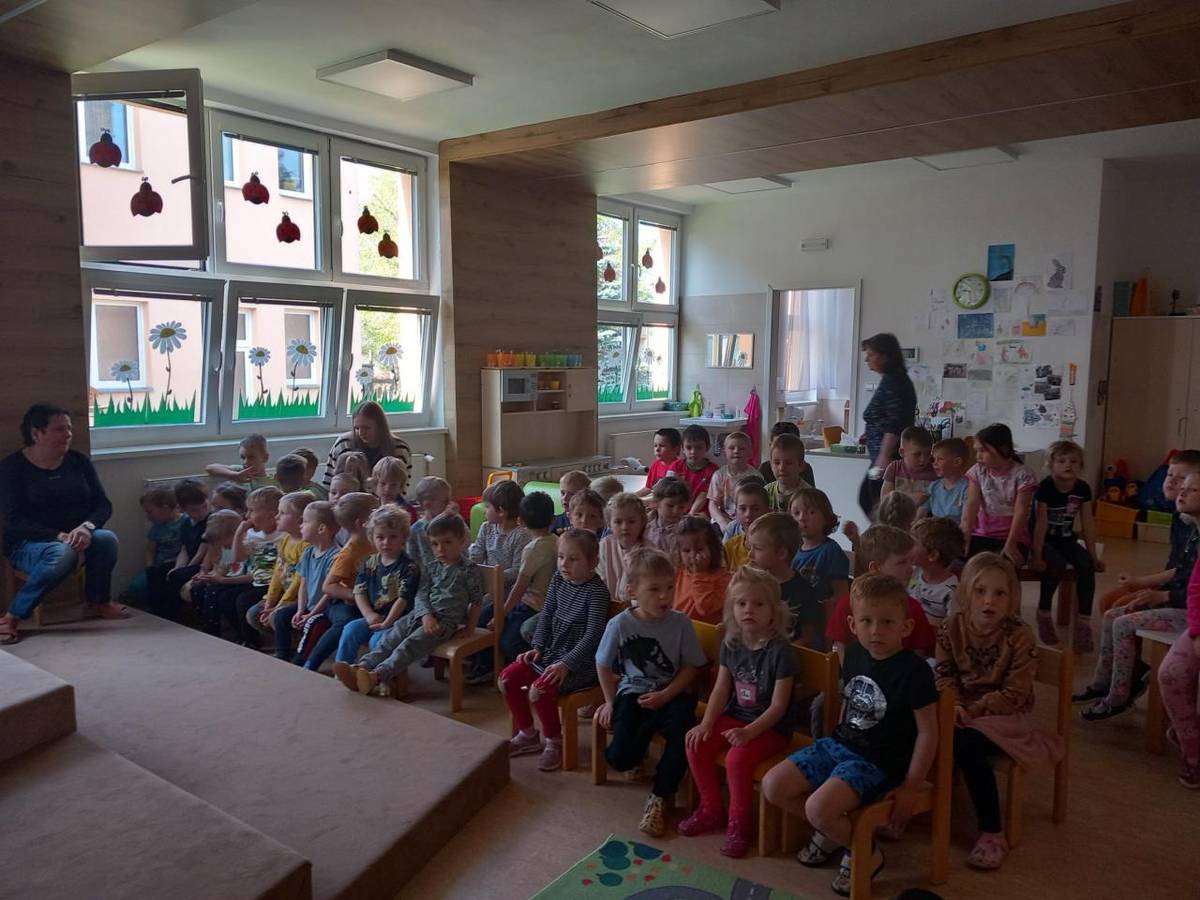 Po roce naši školku navštívily děti, které navštěvují ZUŠ ve Zruči. Ukázaly nám, jak umí hrát na klávesy, flétnu, kytaru, housle, tahací harmoniku a na samý závěr nás čekalo i zpívání za doprovodu všech učitelů ZUŠ. Náramně jsme si dopoledne užili!