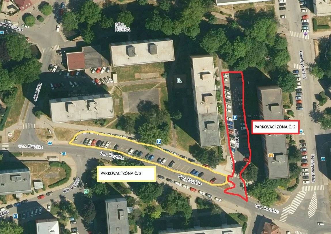 Vážení občané, Město Kralupy nad Vltavou zahájilo přípravy na realizaci projektu „Rekonstrukce veřejných ploch na sídlišti Hůrka – I. etapa“, který začne v týdnu od 2. června 2025. První kroky budou znamenat celkové vytyčení daného území, vyznačení inženýrských sítí a nezbytné zařízení stavby. Předmětem díla je kompletní rekonstrukce cestní sítě, a to včetně doplnění nových spojovacích chodníků. Dále dojde k výměně městského mobiliáře, výsadbě nové zeleně, obnově víceúčelového hřiště a v neposlední řadě i k realizaci nového dětského hřiště. Rekonstrukce rovněž počítá s obnovou veřejného osvětlení a inovací kontejnerových přístřešků. Místní obyvatelé se mohou dále těšit na obnovu povrchu parkoviště, přičemž nový kabát dostane i příjezdová komunikace a křižovatka s ulicí Generála Klapálka. Předpokládaný konec akce byl stanoven na listopad 2025, ovšem finální termín mohou posunout nepříznivé klimatické podmínky. Nezbytná opatření po dobu realizace projektu: Po dobu výstavby bude uzavřeno veřejné parkoviště v centru sídliště (parkovací zóna č. 2), a zároveň dojde i k částečnému omezení stání podél ulice Generála Klapálka (parkovací zóna č. 3). Zhotovitel stavby už nyní přislíbil, že tato parkovací místa zůstanou otevřena po nejdelší možnou dobu, přičemž termín uzavření bude občanům sdělen s předstihem čtrnácti dnů. Pozor, do konce realizace stavby nelze počítat s provozem placených parkovacích míst! Rovněž nebudou vydávány nové parkovací karty (k zahájení prodeje dojde nejpozději do ledna roku 2026). V plánu je také nutné přemístění pakovacích míst ZTP do parkovací zóny č. 3, tj. na parkovací plochu podél ulice Generála Klapálka. Děkujeme všem občanům za pochopení, projekt rekonstrukce je z hlediska pojetí prací velice komplikovaný a nelze ho realizovat bez nepříjemných opatření, která se týkají primárně parkování. Žádáme tímto občany, aby po stanovenou dobu dodržovali pokyny odpovědných osob, jež nám přislíbily součinnost při řešení možných komplikací.  Zhotovitelem akce je spol. Gardenline s.r.o., Na Vinici 948/13, 412 01 Litoměřice – Předměstí, IČO 27263827. V průběhu stavby se s Vašimi dotazy můžete obracet na následující kontaktní osoby: Ing. Alice Volfová – hlavní stavbyvedoucí – mob.: 770 171 605 Bc. Martin Fadler – zástupce hlavního stavbyvedoucího – mob.: 777 104 997 Marcela Horčičková, vedoucí odboru RIaSM – mob.: 777 798 218. Jan Novotný – referent odboru RIaSM – mob.: 778 717 782.