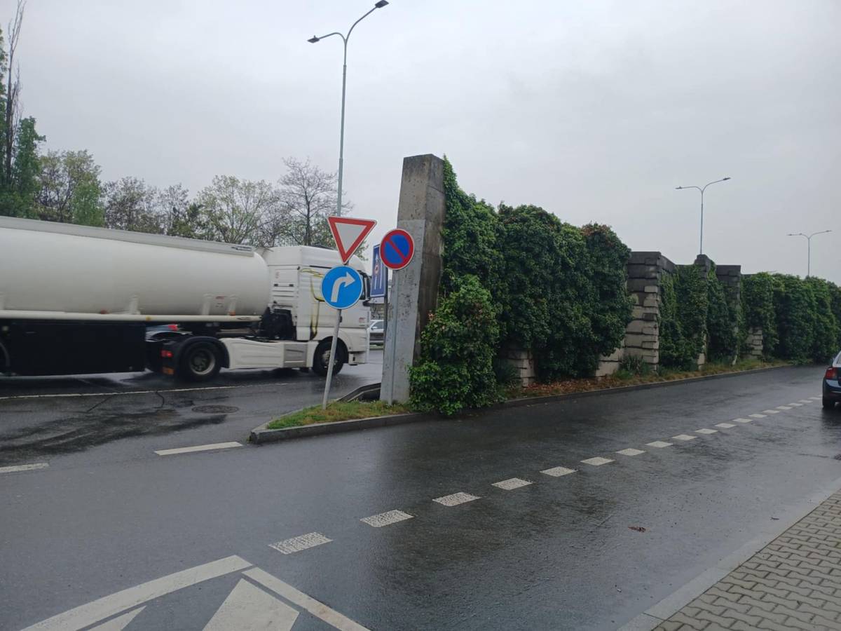 Zelenečskou ulici v Hloubětíně od pražské výpadovky chrání protihluková stěna. Právě v této ulici spáchal Jiří Straka, přezdívaný spartakiádní vrah, jeden ze svých zločinů.