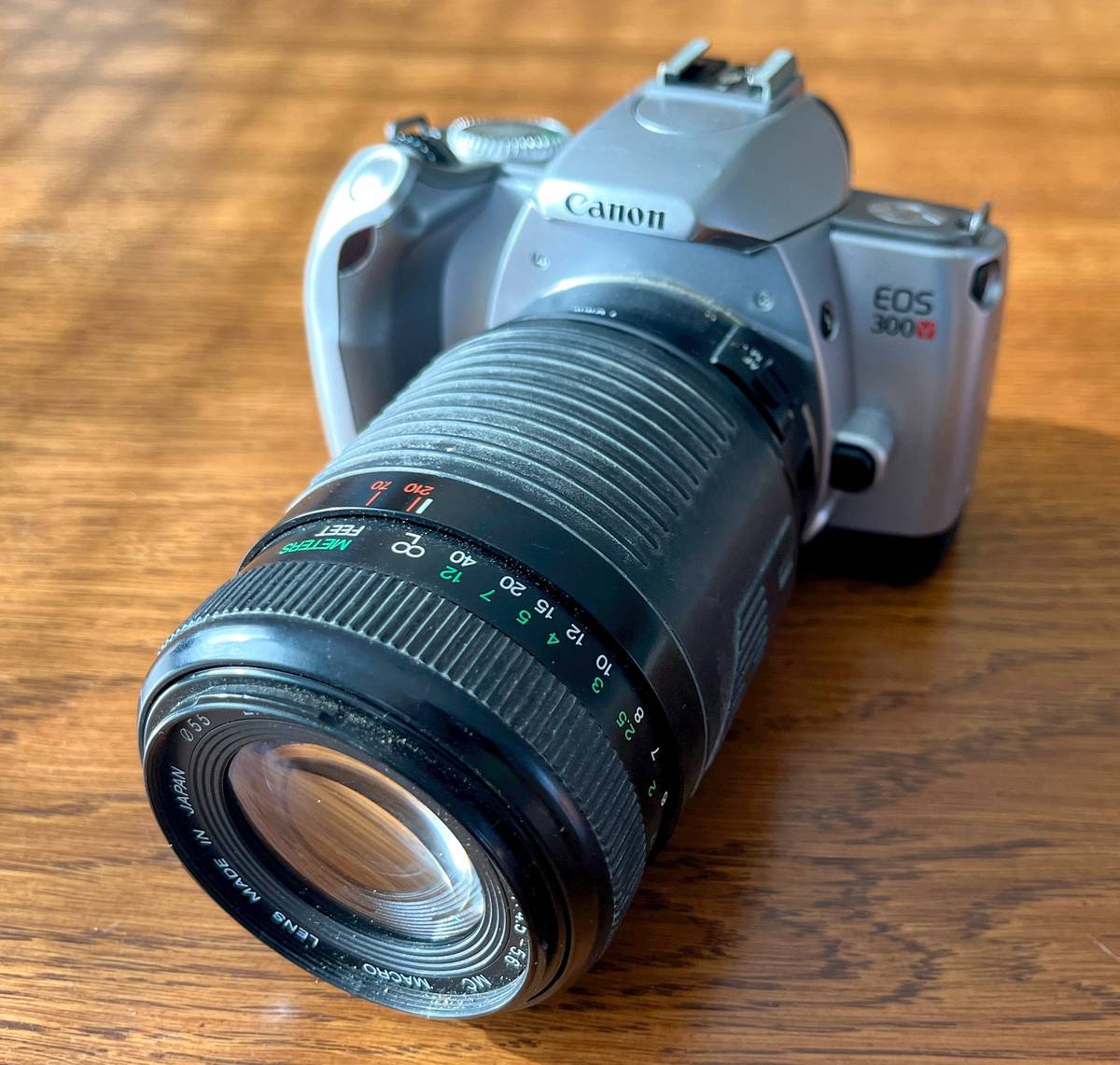 Včera se našel na lavičce u cesty k vodojemu starší fotoaparát Canon. Majitel se může přihlásit na Obecním úřadu ve Veselé. FPE