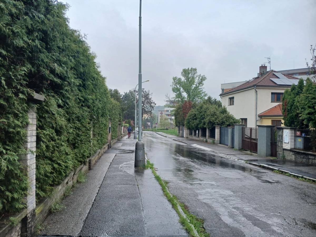 Straka zde před čtyřmi dekádami napadl 54letou Vlastu Š. Chtěl ji uškrtit, ale zločin se mu nepodařilo dokonat. Žena se však z útoku nikdy nevzpamatovala a o dva roky později zemřela.