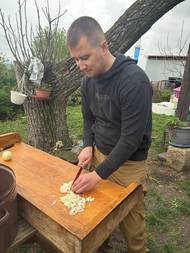 V "čisté sekci" už probíhají práce na základu pro guláš - záchranné jídlo pro většinu týmu ze "špinavé sekce", kteří od snídaně většinou pozřeli jen kořalku a pivo.