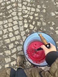 V tuto chvíli už je hotová i známá činnost míchání krve. Tekutina už vychladla a nesráží se, čímž je připravena k dalšímu využití.