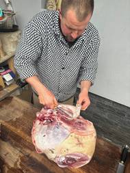 Zkušené ruce řezníka při bourání na jednotlivé menší části těžko nahradit.