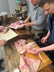 Věci jako stahování kůže z pruhů sádla mohou po krátkém kurzu zvládnout i méně zkušení a celý proces se tak výrazně urychlí.