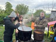 Když je dost rukou, guláš i škvaření sádla jde dělat dohromady vedle sebe.