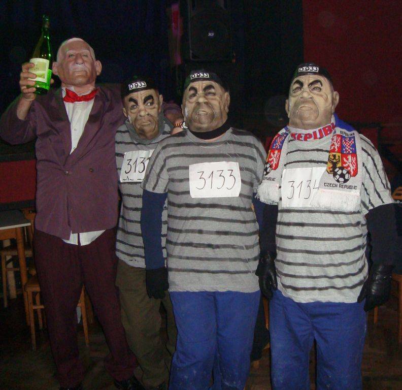 Maškarní pro dospělé 2013