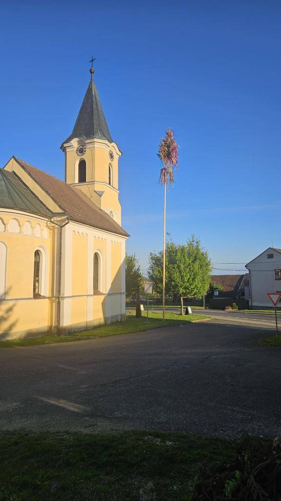 Poslední dubnový den se nesl ve znamení tradičního stavění májky. Děti se aktivně zapojily do zdobení májky, která byla poté postavena místními muži. Na závěr akce se všichni sešli u ohně, kde si pochutnávali na opékaných vuřtech a užívali si společné chvíle.