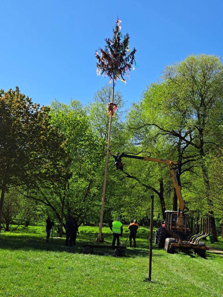 Na stavbu hranice a máje se sešlo 30 lidí! Děkujeme a těšíme se na pálení čarodějnic:)