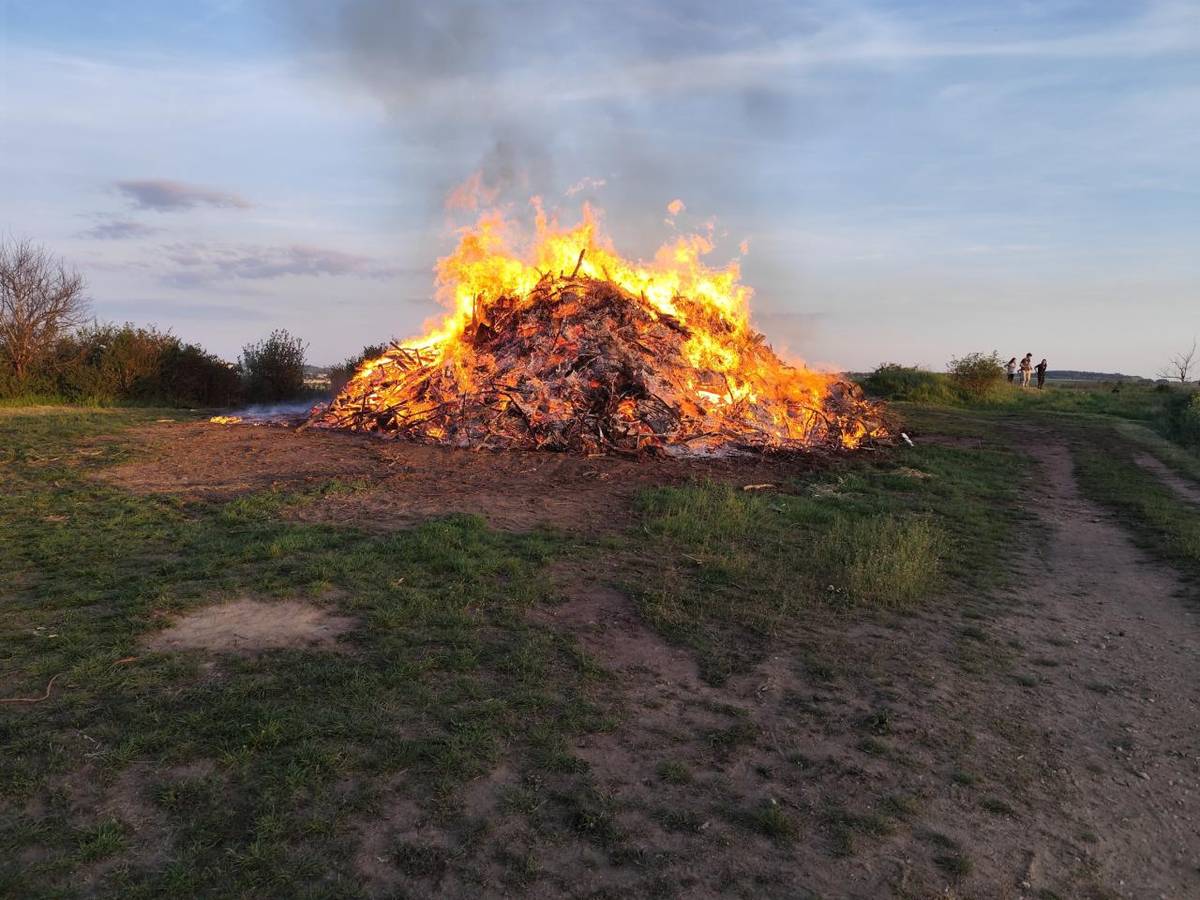 Čarodějnické posezení u ohně