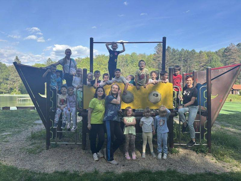 V dňoch od 28.-30.apríla sa staršie deti zúčastnili Školy v prírode. Sme radi, že po rokoch môžeme opäť učiť deti o prírode v prírode. Je to pre ne nezabudnuteľný zážitok, kde sa nielen niečo naučia, ale zažijú kopec srandy a prekonávajú svoje hranice odvahy a samostatnosti.