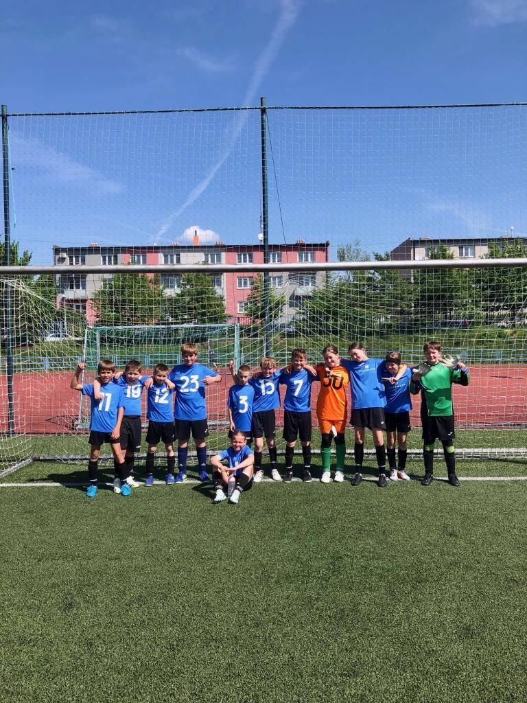 Nejenže jsme připravovali májku a slavili čarodějnice tvořením a pečením, ale taky jsme fandili našim fotbalistům!