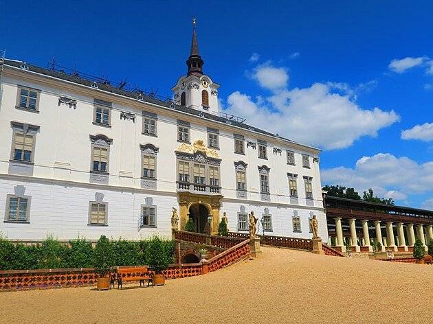 Klub důchodců v Klášterci nad Orlicí nabízí výlet do Lysic, který se koná 20. května 2025.  Na programu je posezení v kavárně, prohlídka zámecké zahrady a zámku v Lysicích, cestou zpět bude zastávka na oběd v Motorestu Zlatá studna v Sebranicích. Odjezd je v 7:00 hodin ze Zbudova, s možností nástupu také u ZŠ a v Pastvinách. Záloha činí 300 Kč a bude vybírána při schůzce Klubu důchodců v úterý 6. května od 13.30 hod, případně po domluvě s Hanou Danielovou. Kontakt Ing. Lenka Kučírková tel.: +420 734 407 056 Administrativní pracovnice  Klášterec nad Orlicí