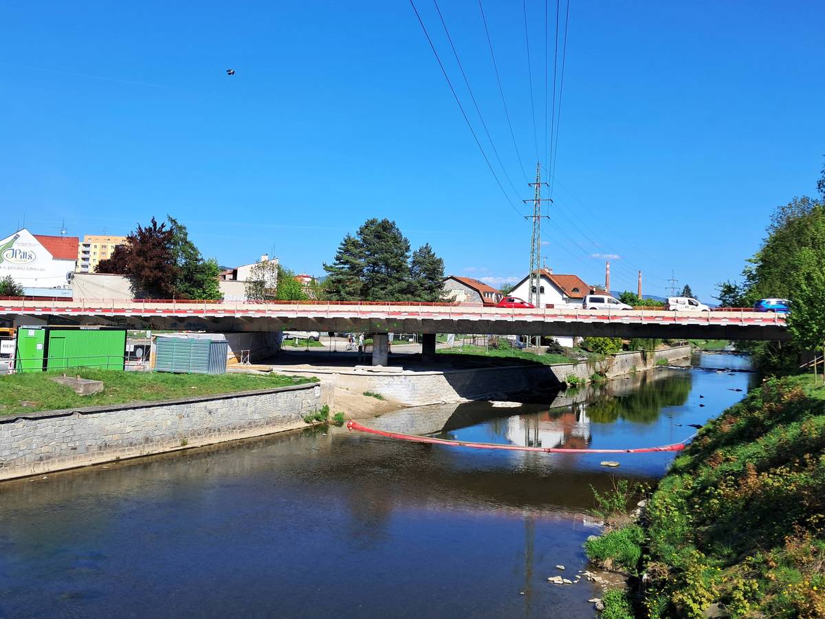 Už v pondělí 5. května zahájí ŘSD opravu mostu přes Rožnovskou Bečvu za úplné uzavírky.      Tranzitní doprava nad 7,5 tun bude jezdit po objízdné trase (mapka zde).  Objízdná trasa pro vozidla jedoucí ve směru na Hranice bude vedena po silnicích III/05721 (Sokolská) a II/150 (Nádražní). Vozidla jedoucí do Vsetína projedou po silnicích I/57, II/150 a místní komunikaci v ulici Palackého.  Linky 120, 620, 628 a 651 příměstské autobusové dopravy budou jezdit podle výlukových jízdních řádů.  Valašskomeziříčské MHD se oprava mostu prozatím nedotkne. Doporučujeme ovšem plánovat své cesty s dostatečnou časovou rezervou.   Opravu mostu, která vyjde na bezmála 50 milionů Kč, dokončí ŘSD nejpozději v listopadu 2025. Další informace na webu města ZDE.