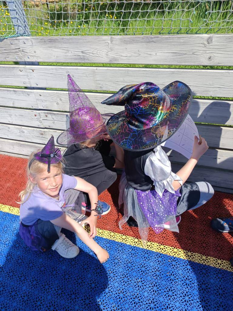 Děti si užily čarodějnické odpoledne plné her, dobrodružství a opékání na ohni.