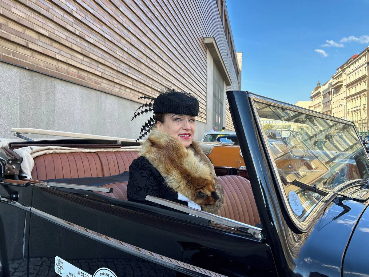 Posádky se elegantně oblékly.