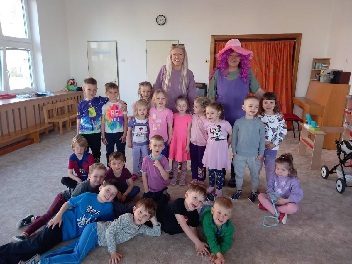 Než si odskočíme na velikonoční prázdniny, budeme ve školce převlečení do růžovo - fialových barev. Víte, že fialová barva je barva magická a tajemná?