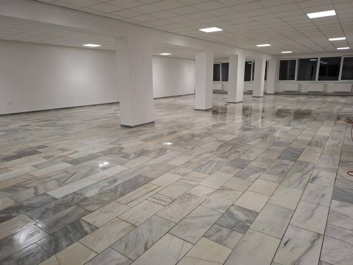 Po splatení celej sumy za odkúpenie priestorov v budove COOP Jednota (vrchného poschodia) prišla na radu ich rekonštrukcia.