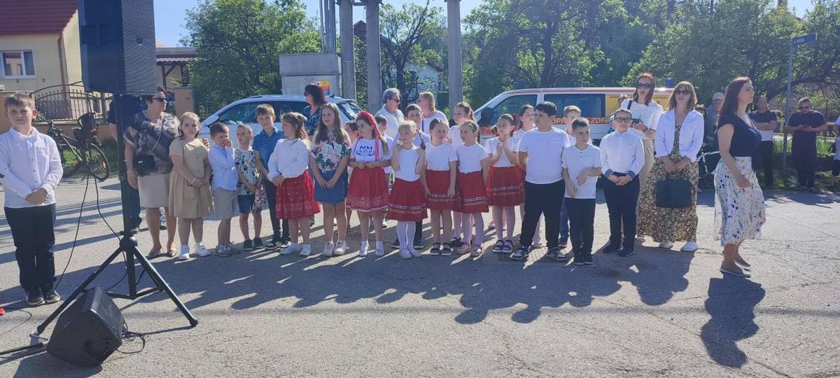 S dobrým vínom, výborným gulášom a hudbou sme privítali 1. máj. Stavanie mája v našej obci spríjemnili svojím vystúpením deti zo Základnej školy, FS Požitavan a hudobná skupina DUO VESELIE A PRIATELIA. Ďakujeme im za krásny program.