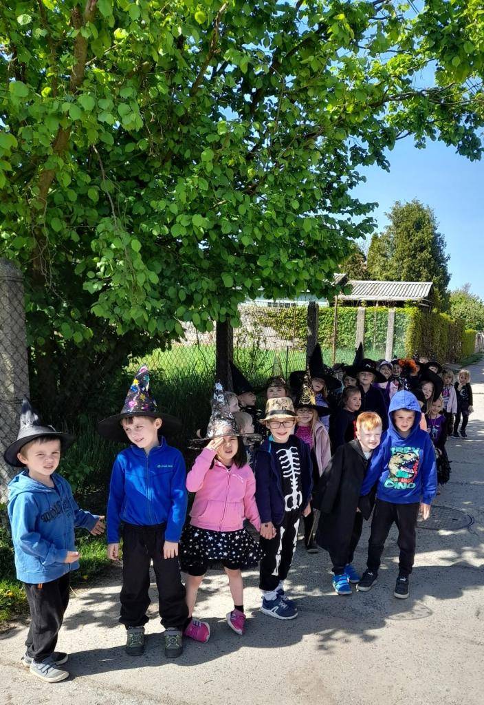 Jak děti pomáhají s úklidem v Sojovicích a chrání tak planetu Zemi a v následujícím týdnu si užívají čarodějnické oslavy