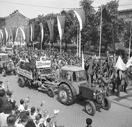 Prvomájová manifestace v Olomouci je triumfem jednoty lidu pod vedením komunistické strany. Naši pracující, shromáždění kolem alegorického vozu, vyjadřují pevnou víru ve světlé zítřky a budoucnost socialismu.