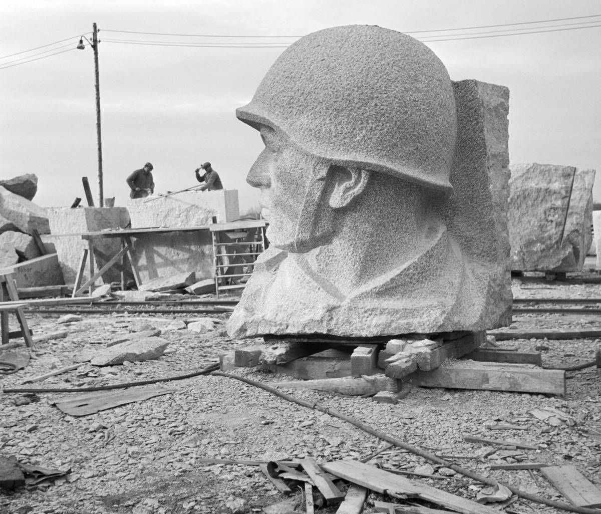 Sousoší na úpatí Letenské pláně v čele s Josifem Vissarionovičem Stalinem odhalili čeští komunisté 1. května 1955.