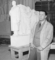 Sochař Otakar Švec spáchal krátce před odhalením pomníku sebevraždu. Údajně kvůli psychickému tlaku a obavám z následků případného neúspěchu díla. Na vině však mohla stejně tak být i skutečnost, že v dubnu 1954 spáchala sebevraždu jeho manželka Vlasta.