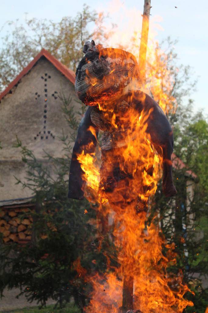 Soutěže pro děti (hod pařátem, let na koštěti, kloboukovaná, kouzelné pokusy, aj.), výroba a upálení čarodějnice, grilované maso a sousedské setkání u příležitosti pálení čarodějnic.