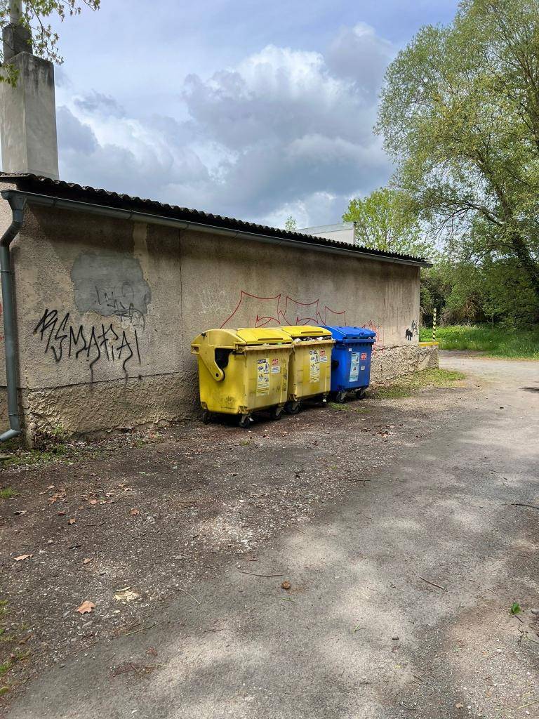 Upozorňujeme místní občany, že kontejnery na tříděný odpad u prodejny COOP, budou postupně přesunuty za prodejnu.