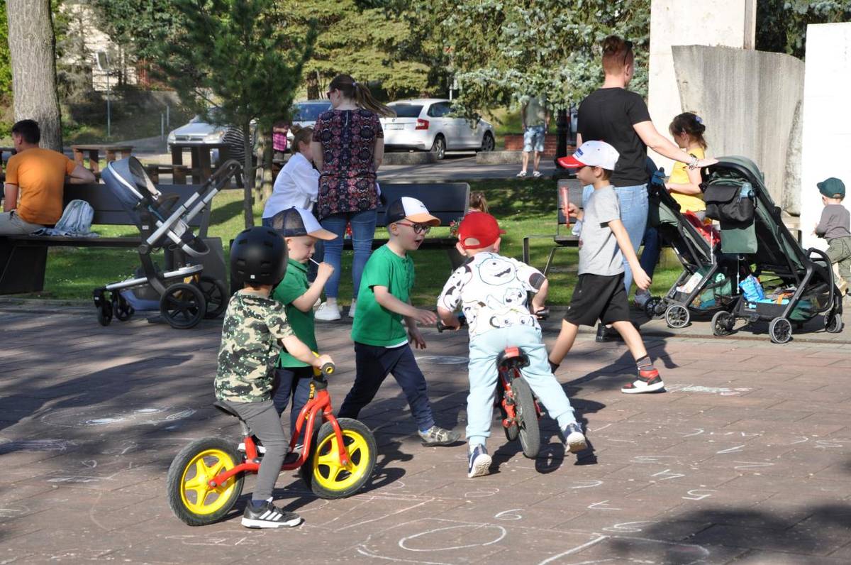 Tradičné stavanie mája v našej obci zastrešujú ZO SZZ v Stráňavách a Obec Stráňavy.