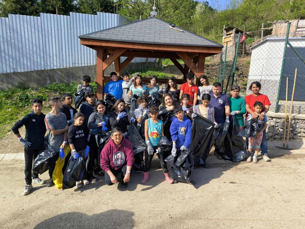 Pracovníčka pre bývanie si pre klientov pripravila aktivitu Jarné upratovanie. V rámci zapojenia sa do aktivity Upracme Slovensko spolu s klientmi upratovali okolie svojich príbytkov.  Obyvatelia spojili sily a zapojili sa do spoločného upratovania.  Podarilo sa vyviesť približne 120 vriec odpadu.