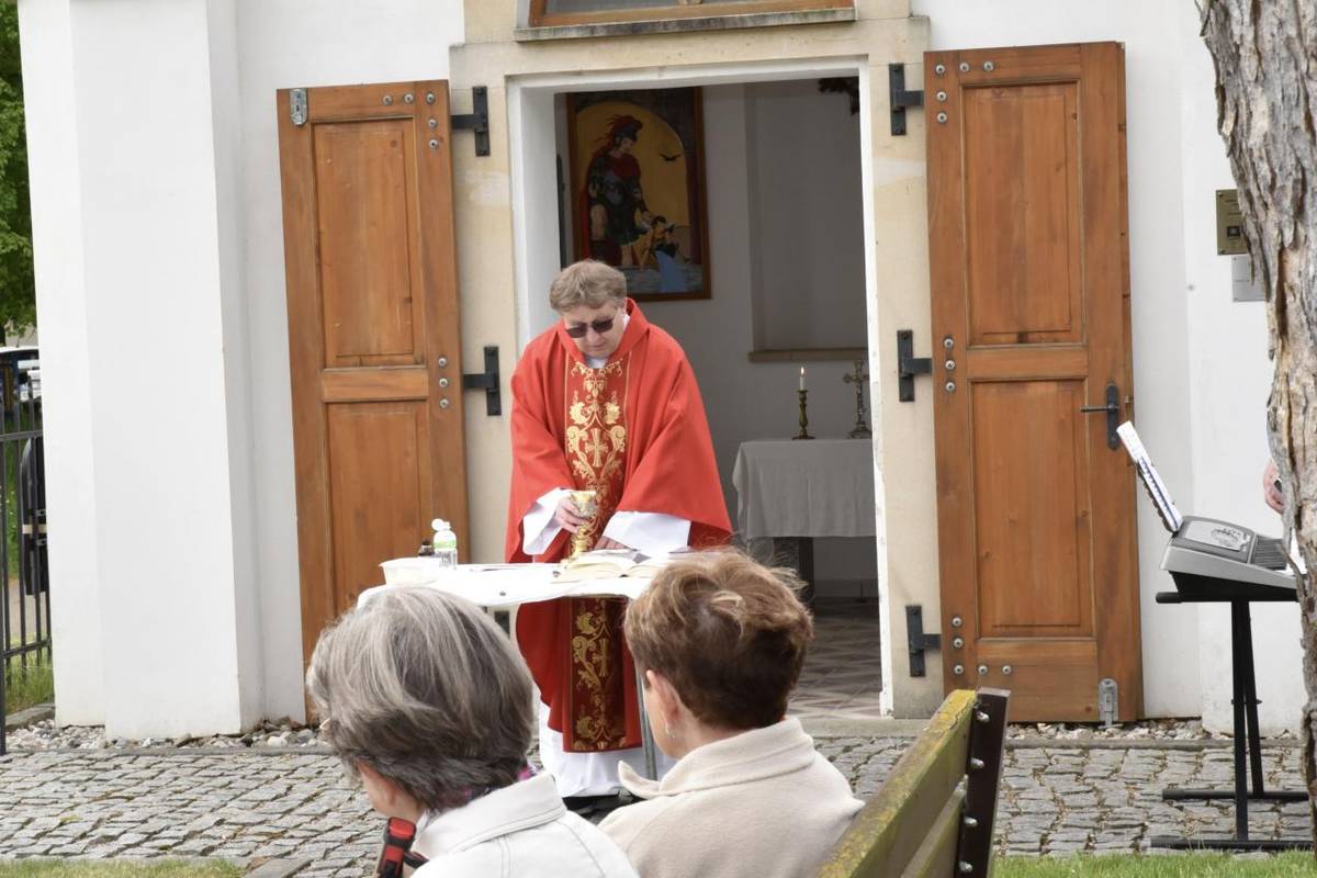 Odhalení artefaktů,  zhotovených umělci z Irska pro kapli v Kříších 4. 5. 25.