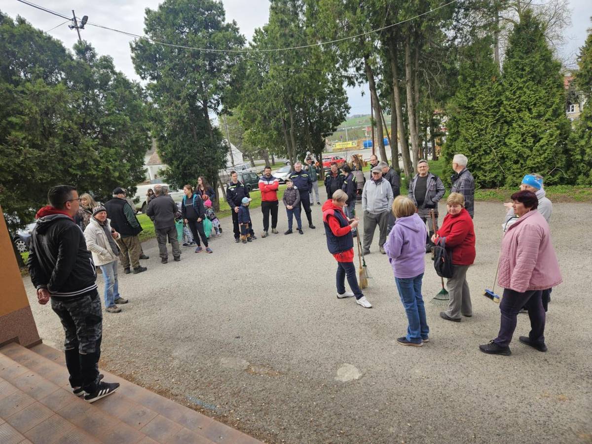 Pri príležitosti Dňa Zeme sme i tento rok zorganizovali jarné upratovanie našej obce.  Veľké poďakovanie patrí našim hasičom, poľovníkom, seniorom a všetkým dobrovoľníkom, ktorí sa zúčastnili.  Spoločne sme odviedli kus dobrej práce pre nás všetkých.