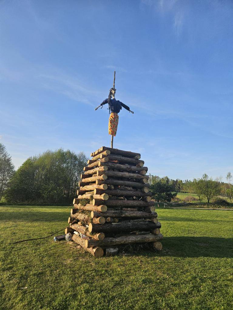 Ve středu 30. dubna proběhlo v Dolní Pěně tradiční stavění májky a pálení čarodějnic. Bylo výborné počasí a všichni se dobře bavili.