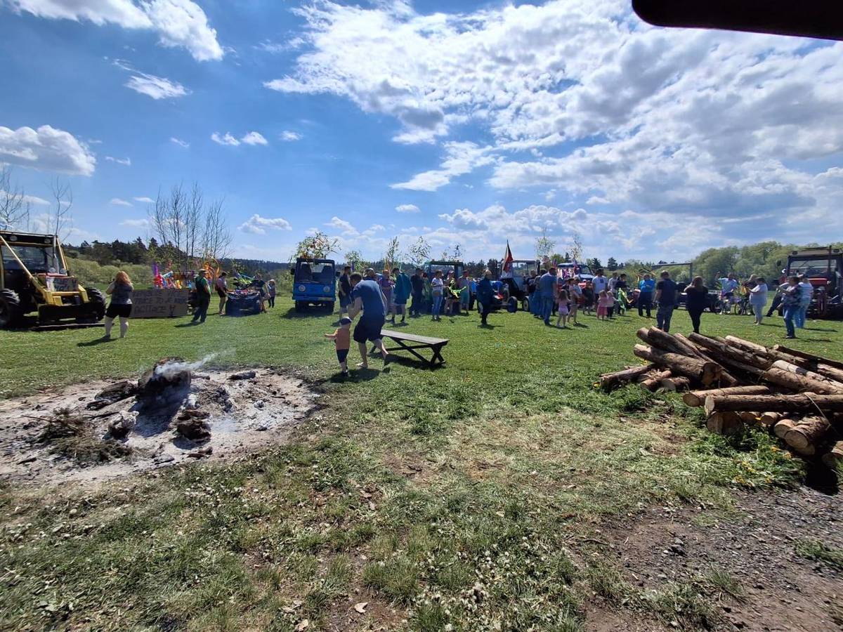 Ve středu 1. května se v naší obci konal tradiční prvomájový průvod, který přilákal nejen místní obyvatele, ale i návštěvníky z okolí. Společně jsme si připomněli tento významný svátek v duchu tradice a sousedského setkávání