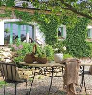 U tohoto stolu Lenka tráví většinu času... pokud je počasí.