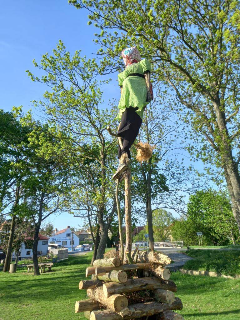 každoroční akce.  Letos přálo počasí a na břehu Velkého rybníka se sešlo hodně lidí. Pro všechny byly připraveny špekáčky k opékání