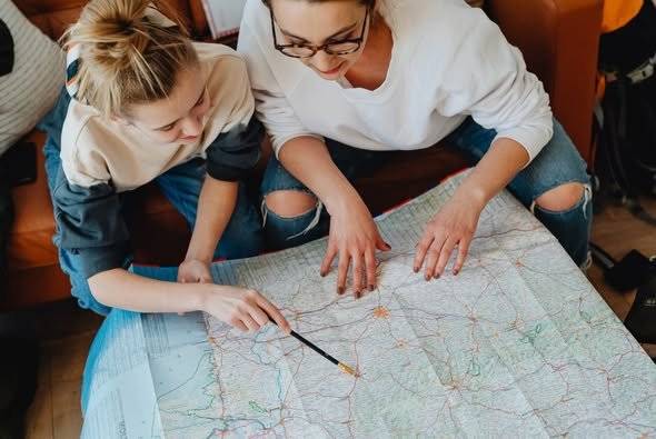 U příležitosti výročí 80 let od ukončení 2. světové války připravila ZŠ náměstí Míru pro žáky i širokou veřejnost venkovní poznávací hru, která vás provede místy spojenými s průběhem a koncem druhé světové války ve Vrchlabí.   Na jednotlivých stanovištích najdete cedulky s QR kódy – po jejich načtení se vám v mobilním zařízení zobrazí historické materiály a úkoly. Úkoly v aplikaci mají formu doplňovaček nebo výběru správné odpovědi. Po vyplnění je nezapomeňte potvrdit modrým tlačítkem s „fajfkou“ – právě to spustí vyhodnocení. Pokud odpovíte správně, zobrazí se vám GPS souřadnice nebo jiná indicie vedoucí k dalšímu stanovišti. Pokud si nebudete vědět rady, můžete využít nápovědu v tomto příspěvku.   Pro ty, kdo se z jakéhokoliv důvodu nemohou vydat do města, najdete QR kódy i přímo v tomto příspěvku. Cedulky se stanovišti budou ve městě vyvěšeny do 11. května 2025. Pokud by některá z nich chyběla, vždy ji zde najdete v náhradní podobě.   Přejeme vám objevnou, dobrodružnou a poučnou procházku Vrchlabím!   Tým ZŠ náměstí Míru