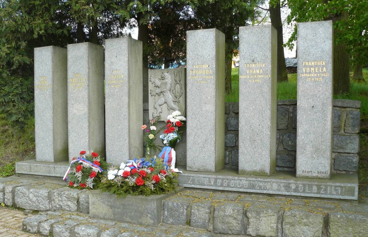 Oznamujeme občanům, že ve středu 7. května 2025 se koná  slavnostní položení věnců k pomníku padlých v Krahulčí  k 80. výročí tragické události a konce 2. světové války. Akce začíná v 19.00 hodin, účast přislíbil předseda Senátu ČR RNDr. Miloš Vystrčil a starosta Města Telč Mgr. Vladimír Brtník.   Po oficiální části jsou všichni účastníci srdečně zváni na posezení s malým občerstvením v přísálí Kulturního domu Krahulčí. Průvod vychází v 19.00 hodin od Obecního úřadu Krahulčí za doprovodu živé hudby. Pořádá Obec Krahulčí, SDH Krahulčí a SDH Telč.