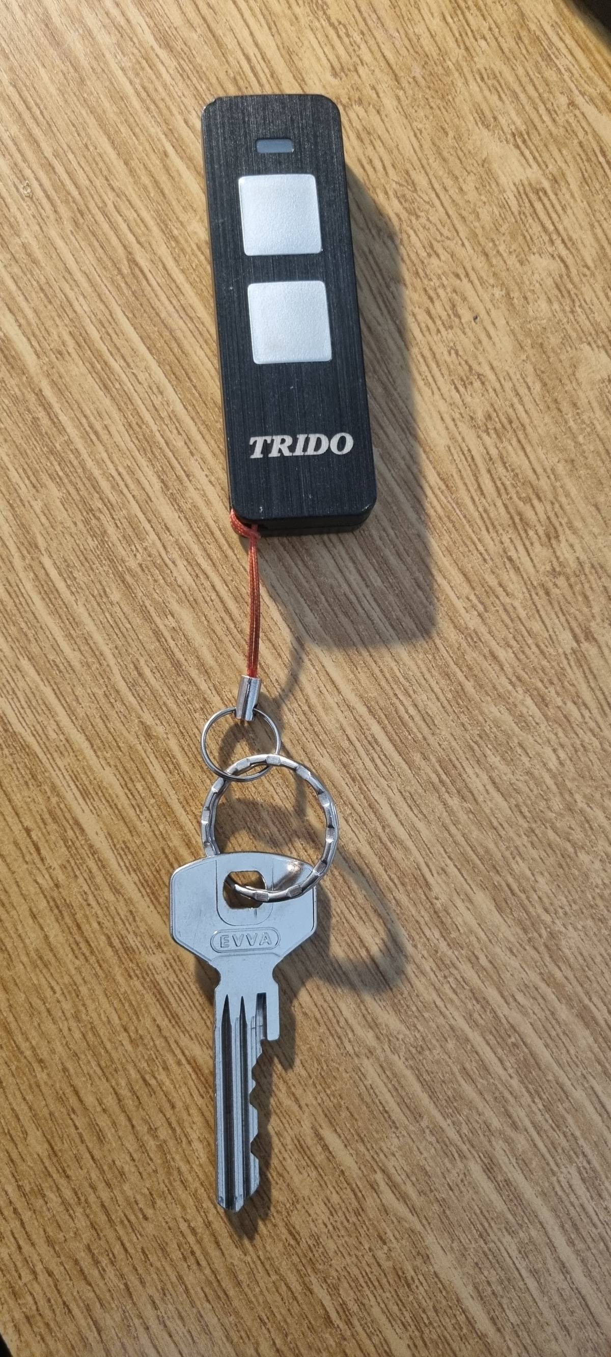 U autobusové zastávky byly nalezen klíč spolu s dálkovým ovladačem zn. TRIDO.  K vyzvednutí v kanceláři OÚ Ústí