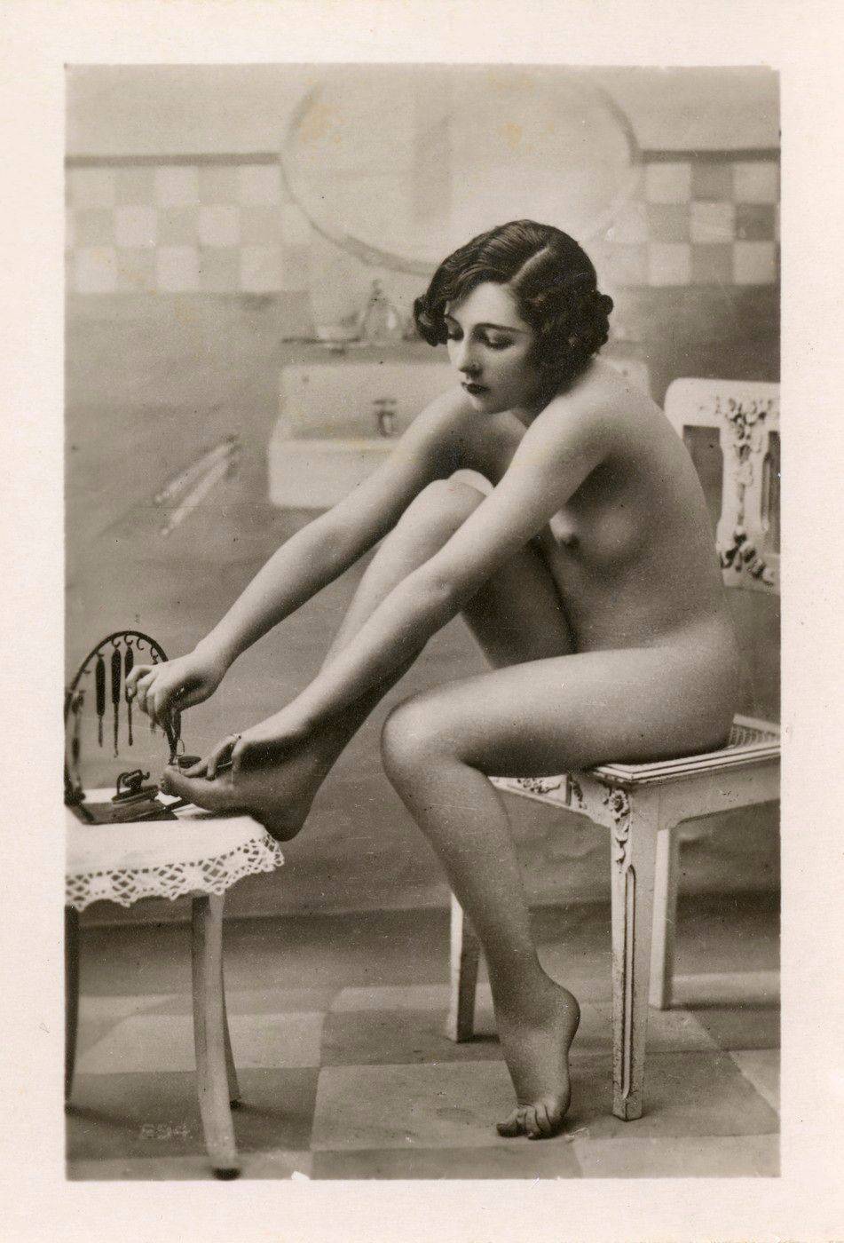 Erotické pohlednice byly vyráběny v masových nákladech a distribuovány nejen prostřednictvím oficiálních kanálů, ale i neformálně mezi vojáky.